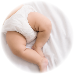 使用済みのおむつを丸める時に